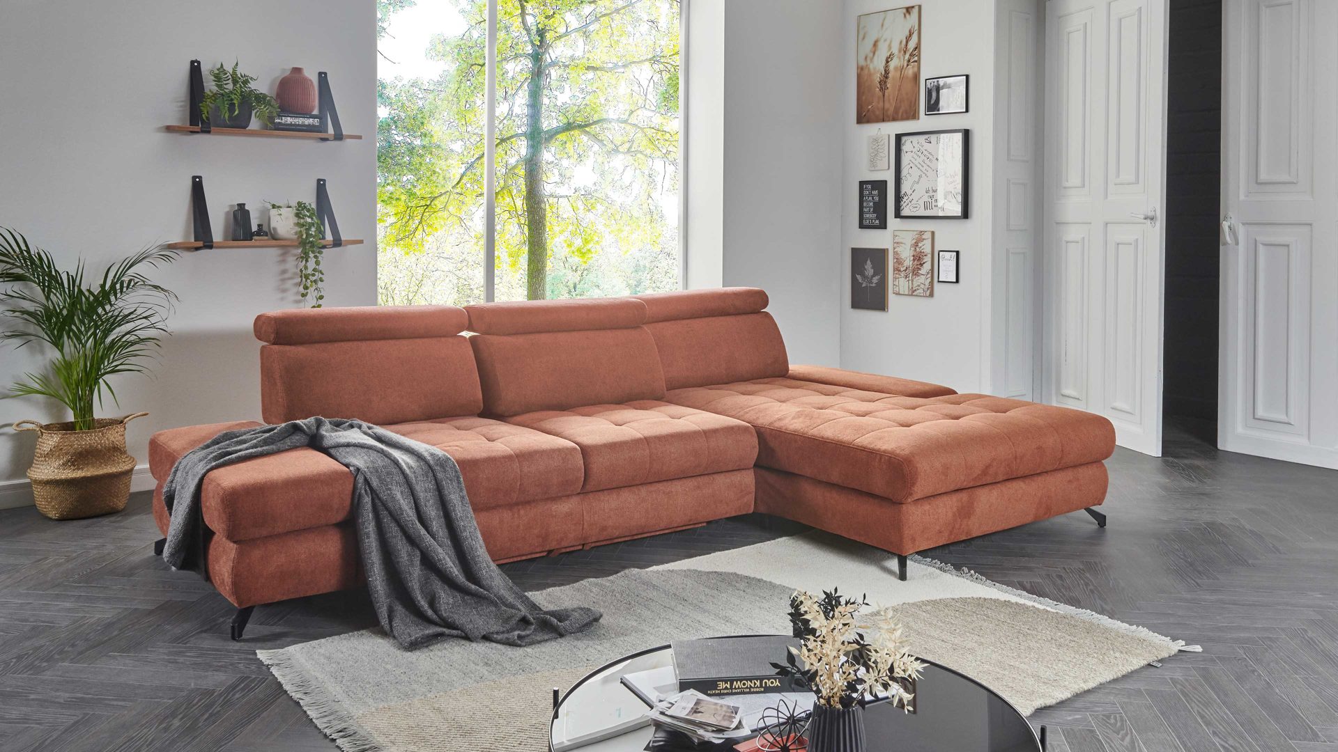 Ecksofa KAWOO aus Stoff in Orange KAWOO Polsterprogramm Torino XC - Ecksofa kupferfarbenes Flachgewebe Paris 83 & schwarze Metallfüße – Stellfläche ca. 312 x 186 cm