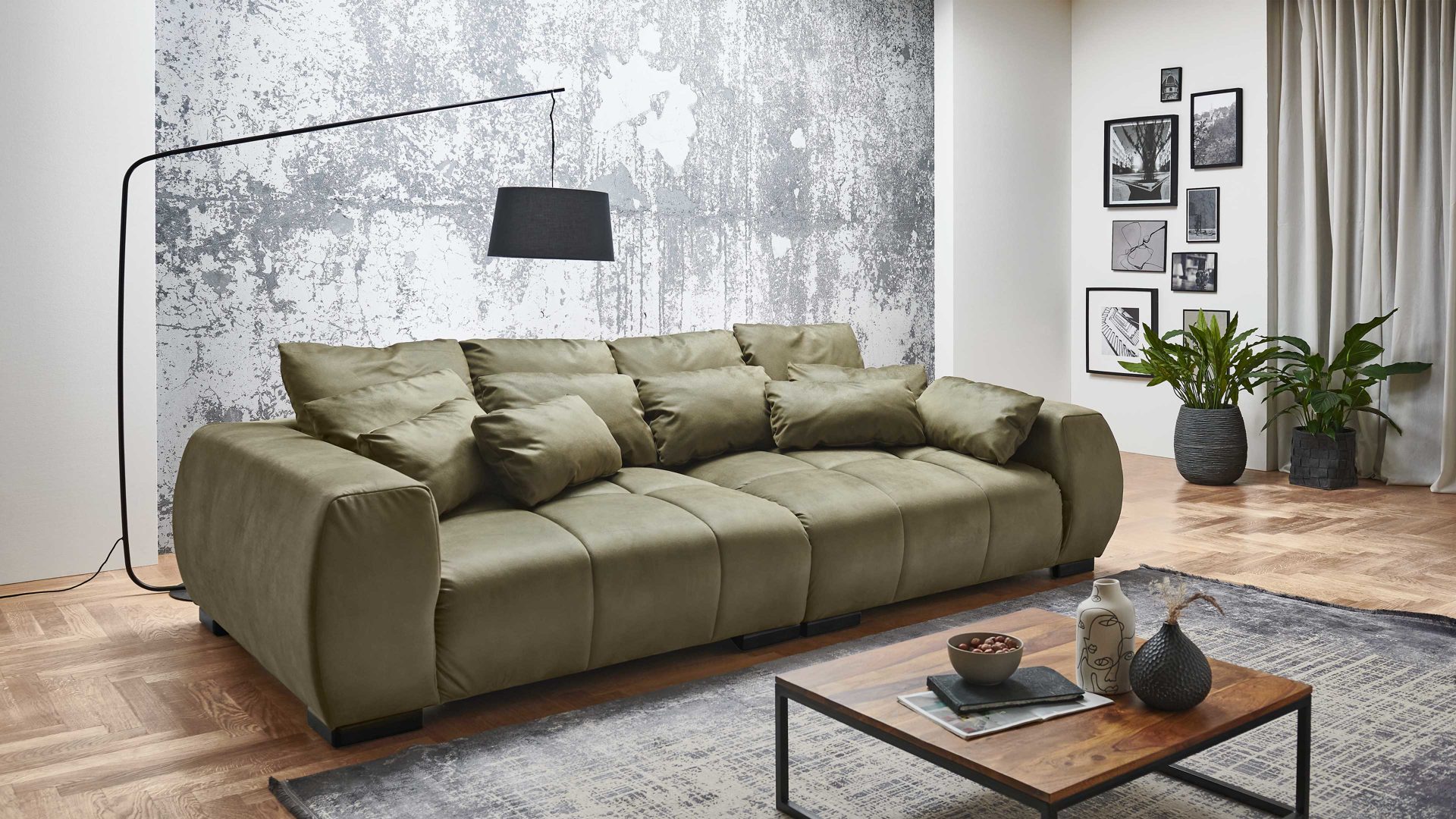 Bigsofa KAWOO aus Stoff in Dunkelgrün KAWOO Bigsofa Serie Escape olivgrüner Bezug Letto 38 & schwarze Holzfüße – Länge ca. 276 cm