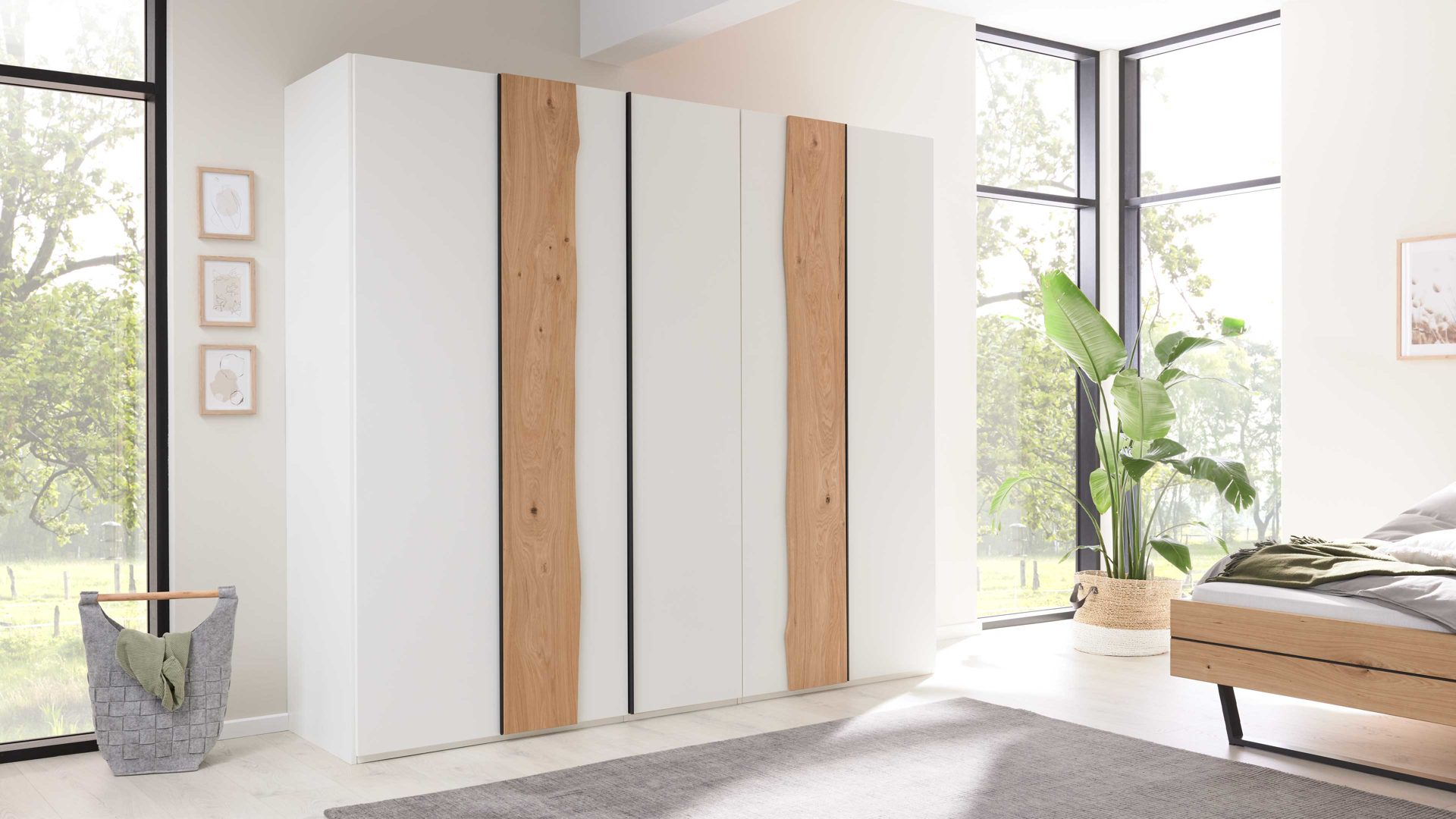 Kleiderschrank Interliving aus Holz in Weiß Interliving Schlafzimmer Serie 1031 - Kleiderschrank 862812 Polarweiß & Casa Wildeiche - fünf Türen, Breite ca. 252 cm